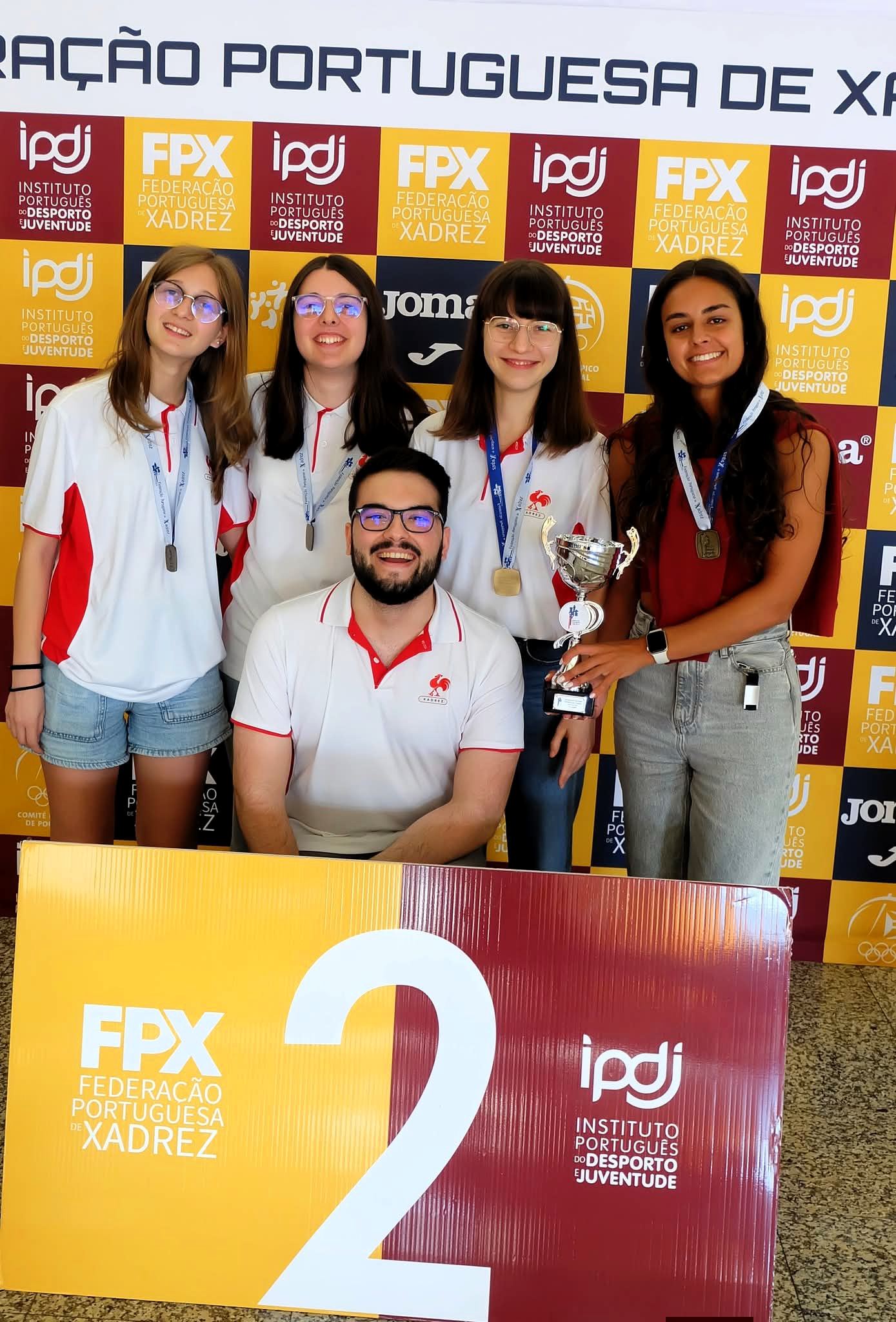 João Guilherme Matos with a team of players holding a trophy at a Portuguese Chess Federation event