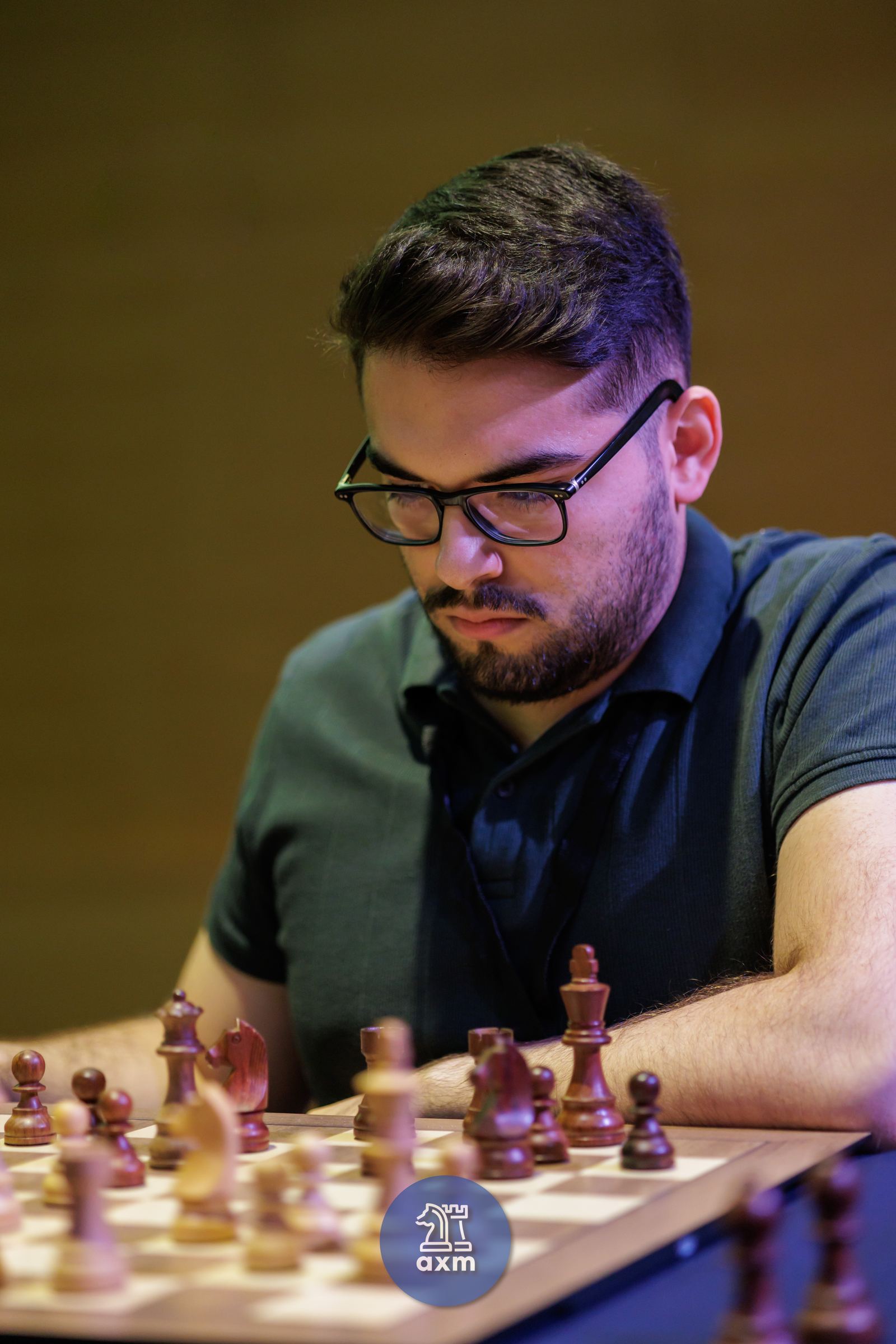 João Guilherme Matos concentrating over the board during a tournament