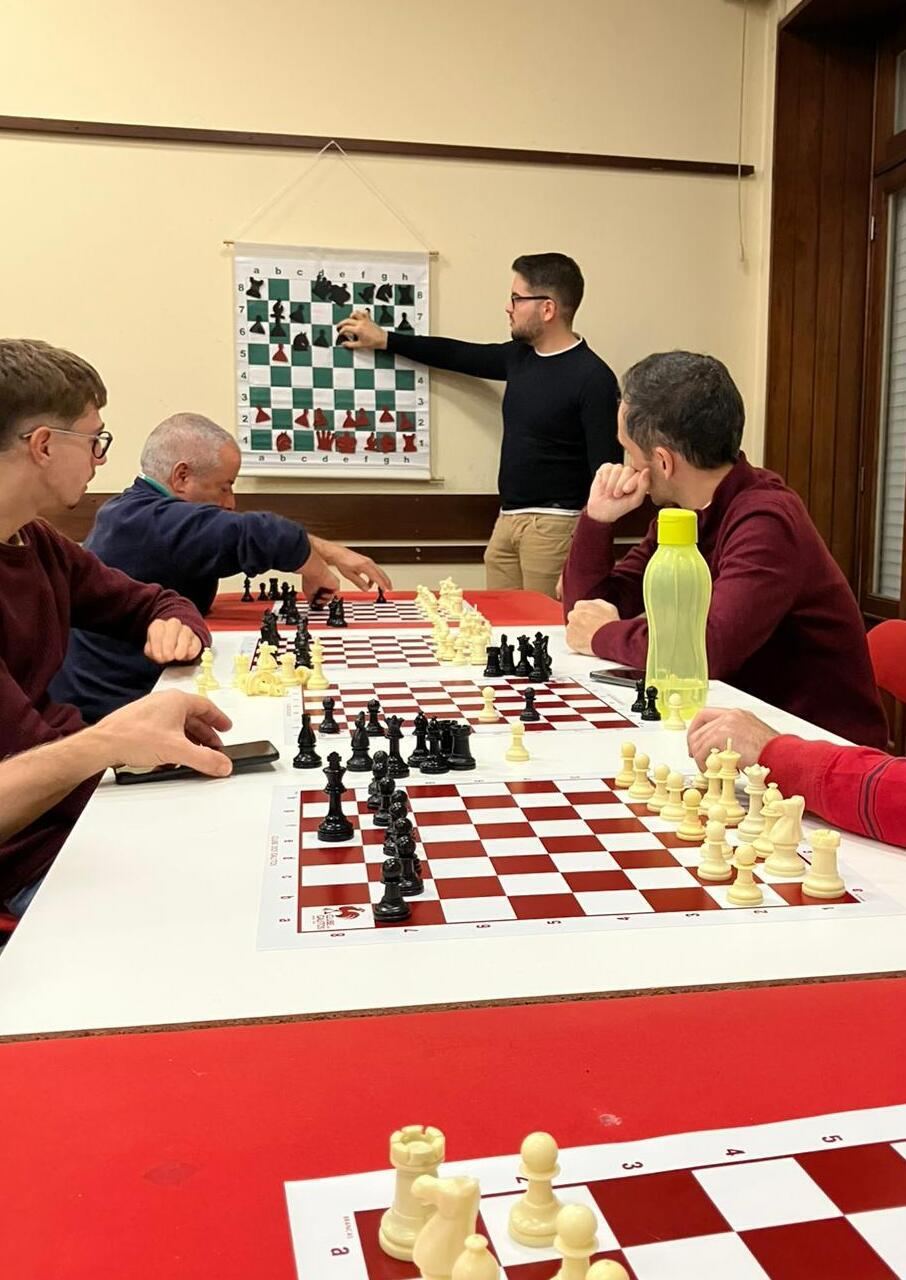João Guilherme Matos explaining a position on a demonstration board during a club session