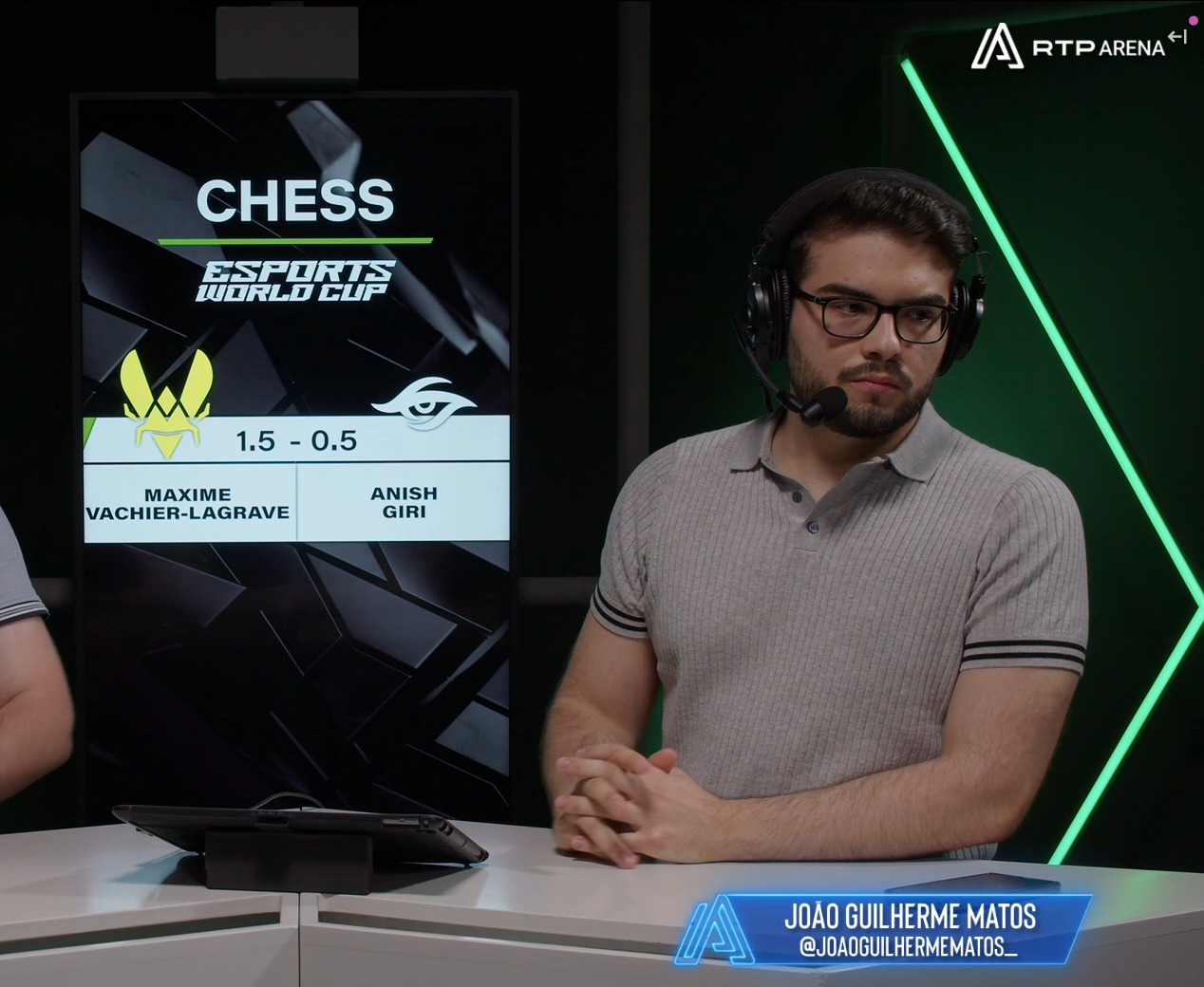 João Guilherme Matos presenting a live chess broadcast