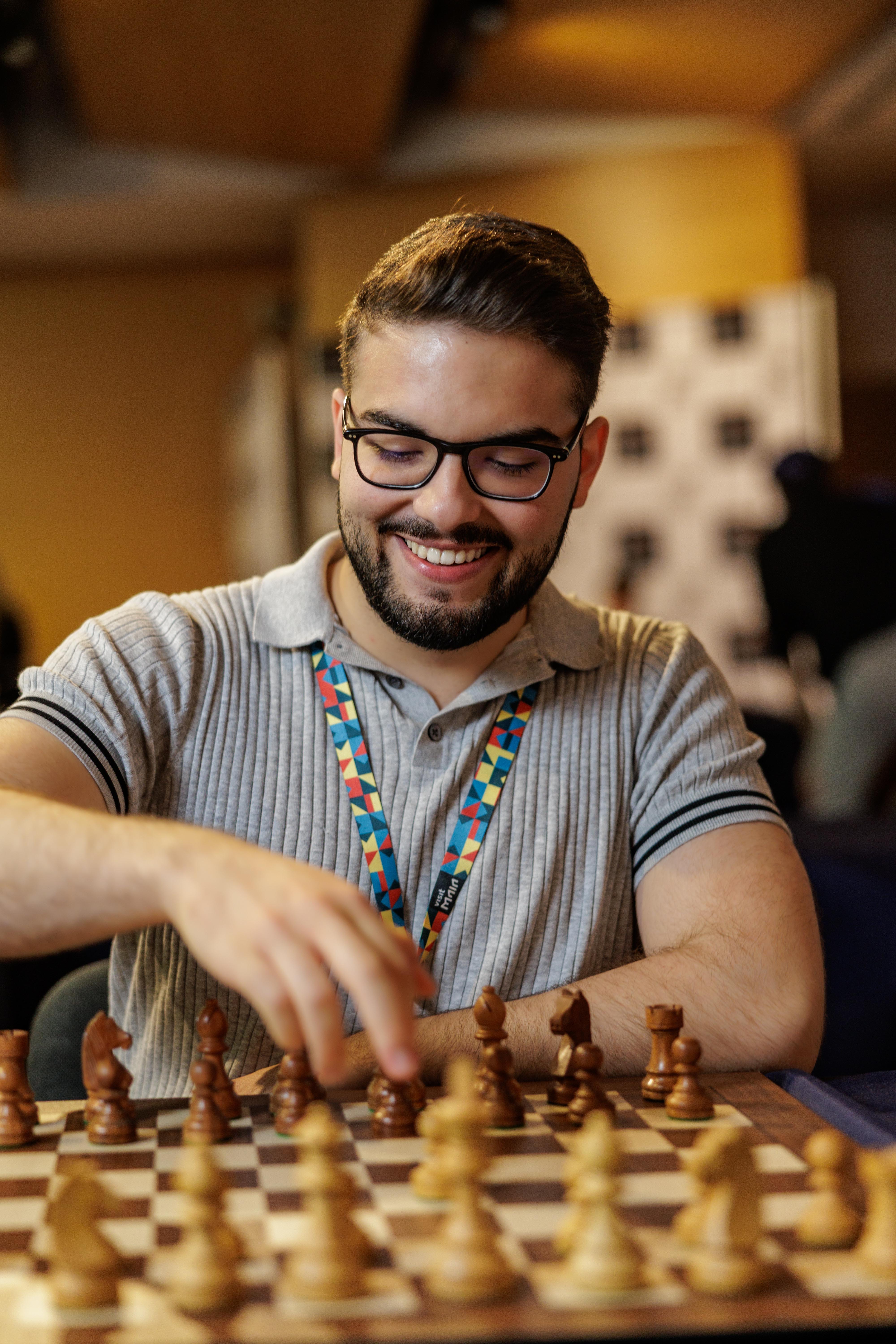 João Guilherme Matos analysing a position with a player during a lesson