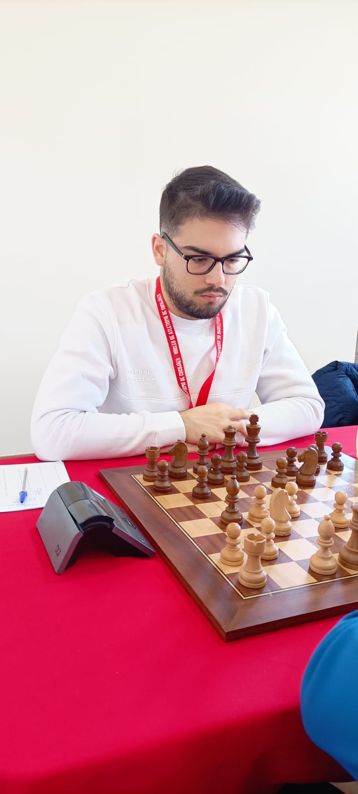 João Guilherme Matos preparing for a tournament at the board